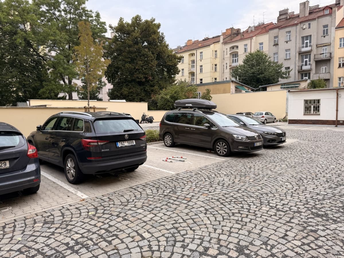 Pronájem parkovacího stání č. 13